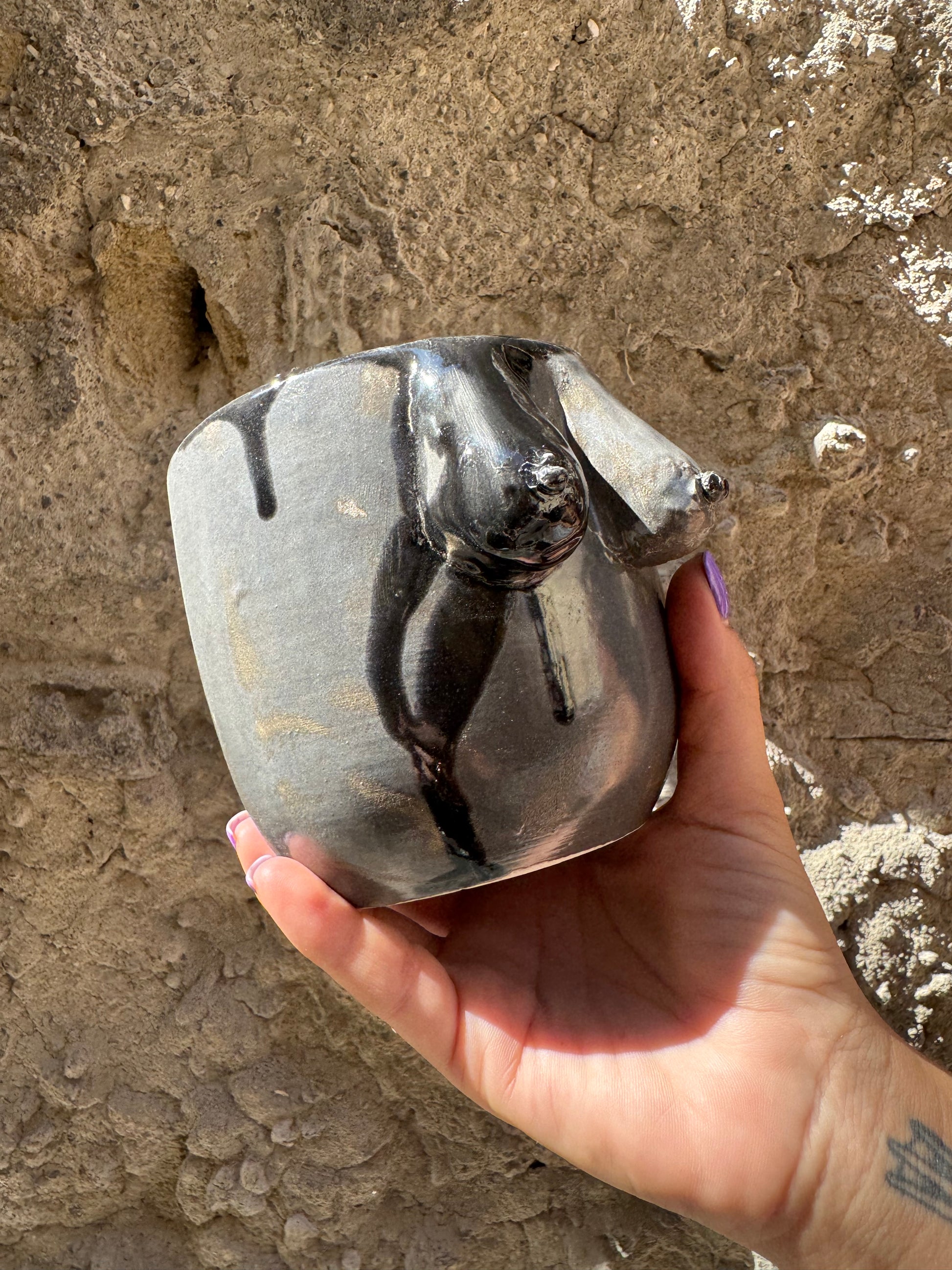 Vaso Boobs grigio di Oilloc2, decorativo in ceramica con forma di seni femminili, elegante e moderno.