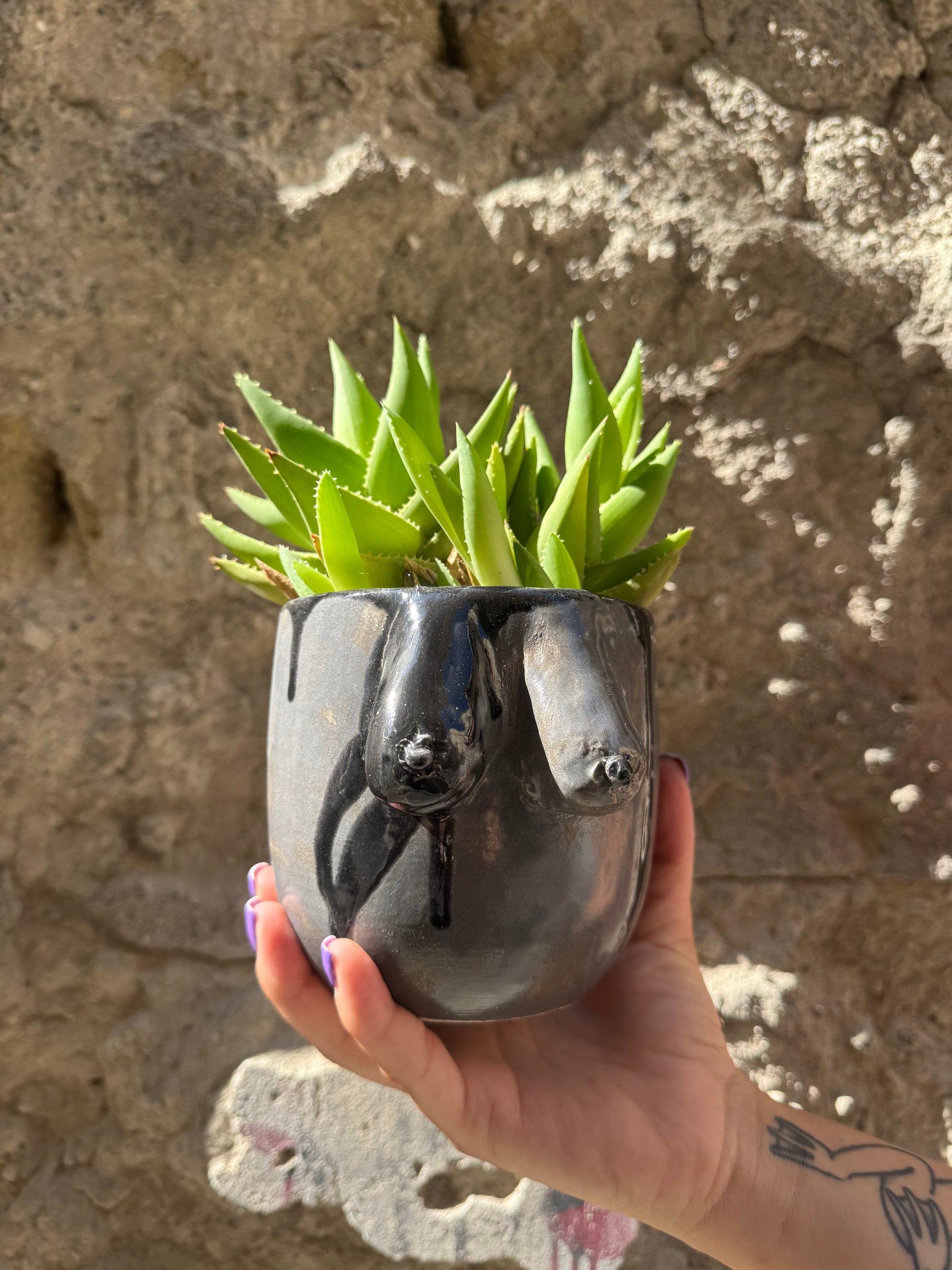 Vaso Boobs Grigio Oilloc2, ceramica decorativa con forma di seni femminili, dettagli eleganti e finitura grigia.
