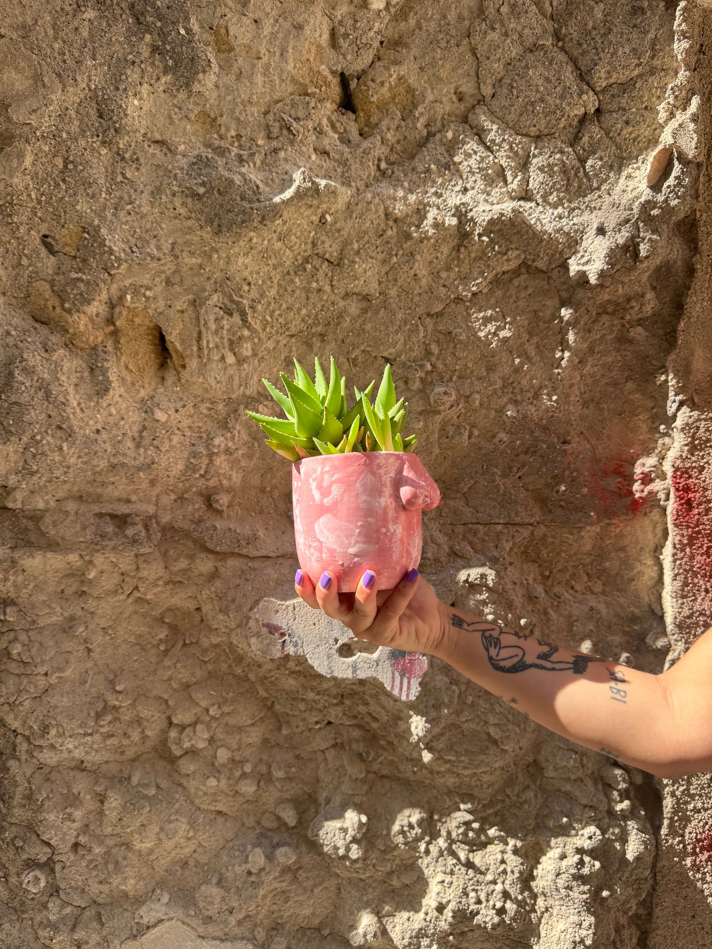 Vaso Boobs rosa di Oilloc2, decorativo in ceramica con forma di seni femminili, su sfondo neutro.