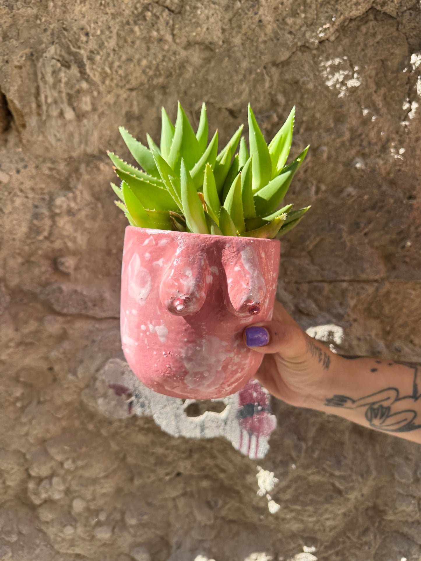 Vaso Boobs rosa di Oilloc2, decorativo in ceramica con forma di seni femminili, ideale per l'arredamento di casa.