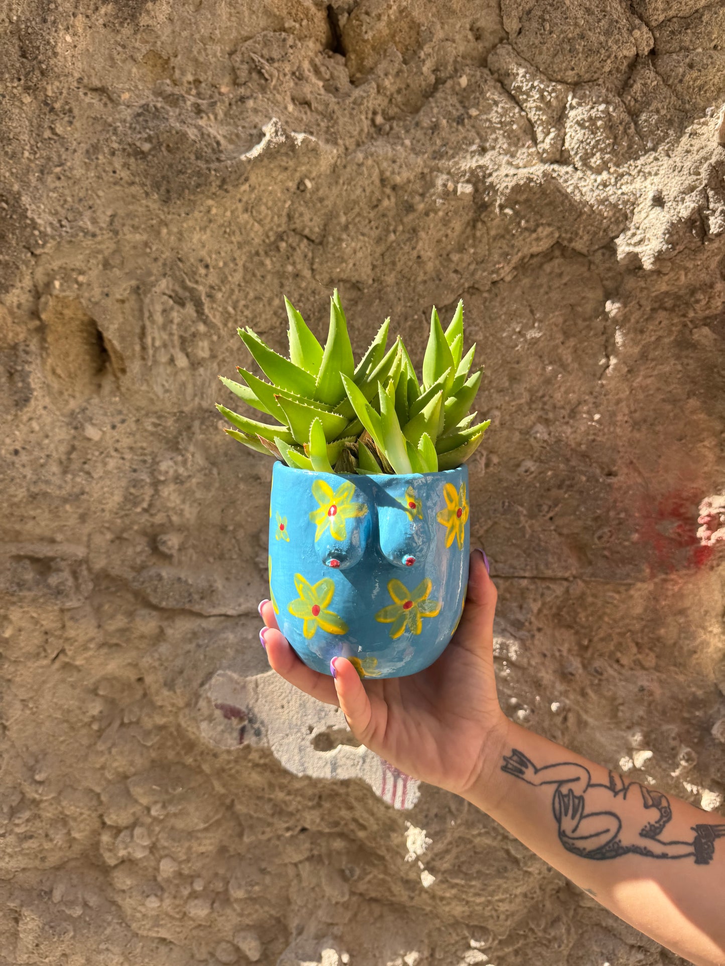Vaso Boobs Azzurro di Oilloc2, decorativo in ceramica con forma di seni, su sfondo neutro.