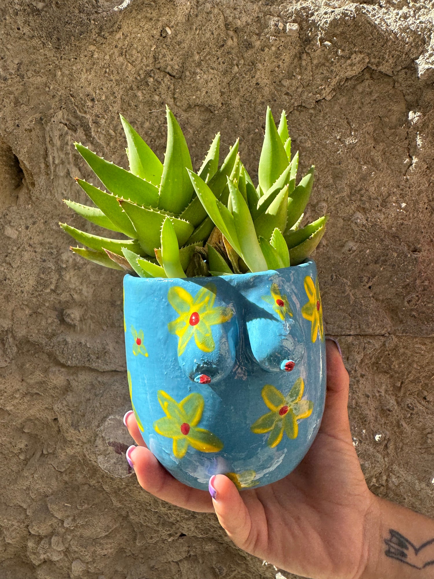 Vaso Boobs azzurro di Oilloc2, decorativo in ceramica con forma di seni femminili, su sfondo neutro.