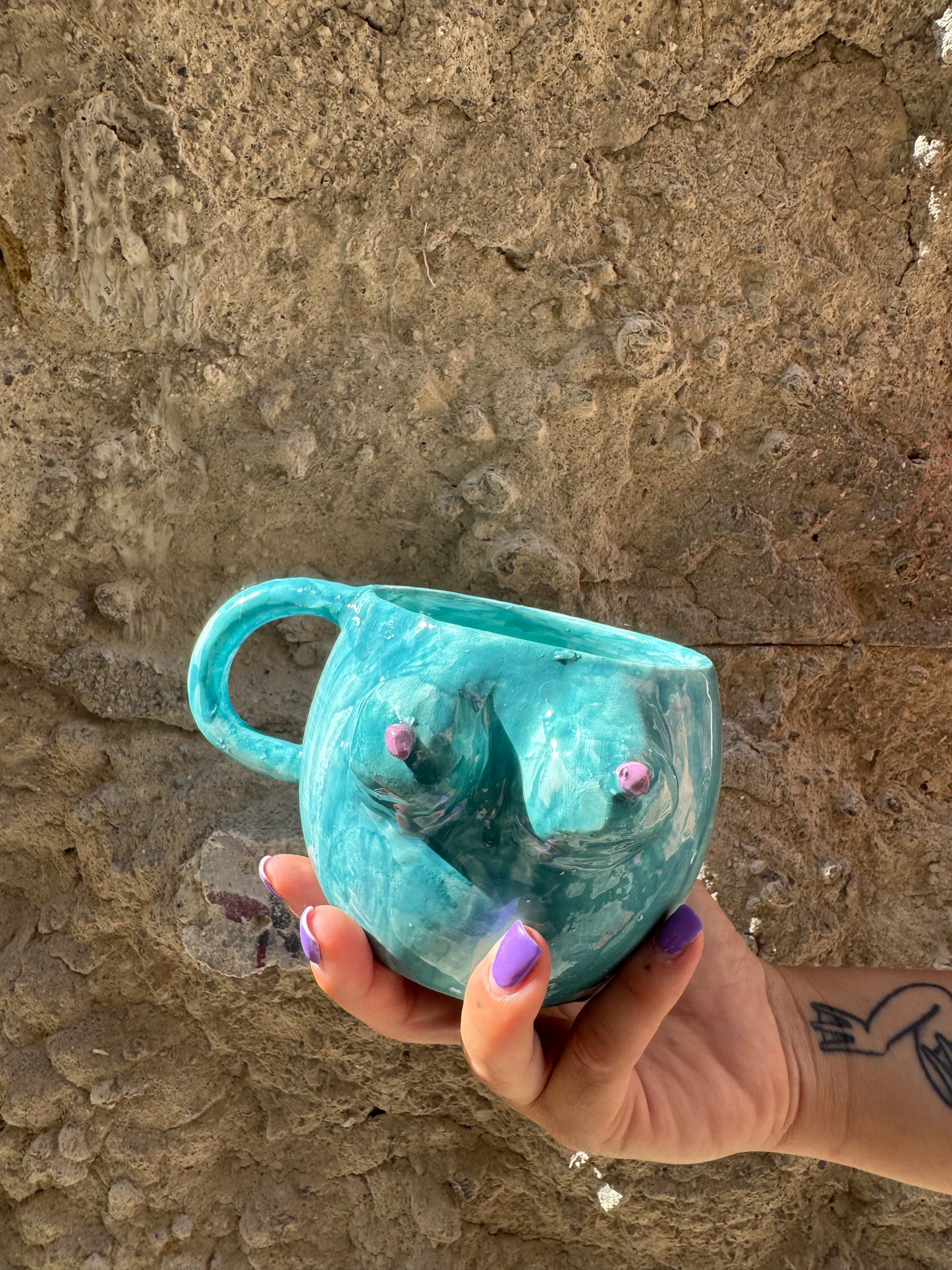 Tazza Boobs Ciano Oilloc2 con grafica a forma di seni, ceramica colorata e dettagli vivaci, vista frontale.