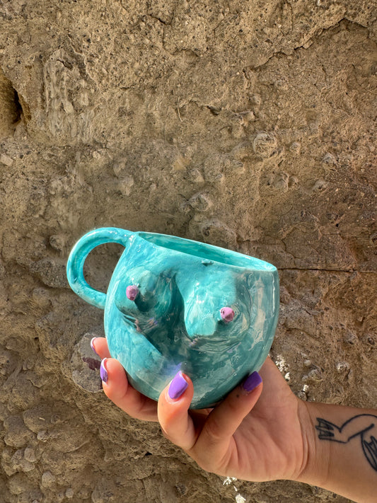 Tazza Boobs Ciano di Oilloc2 con forma a seno e colore blu ciano, vista frontale.