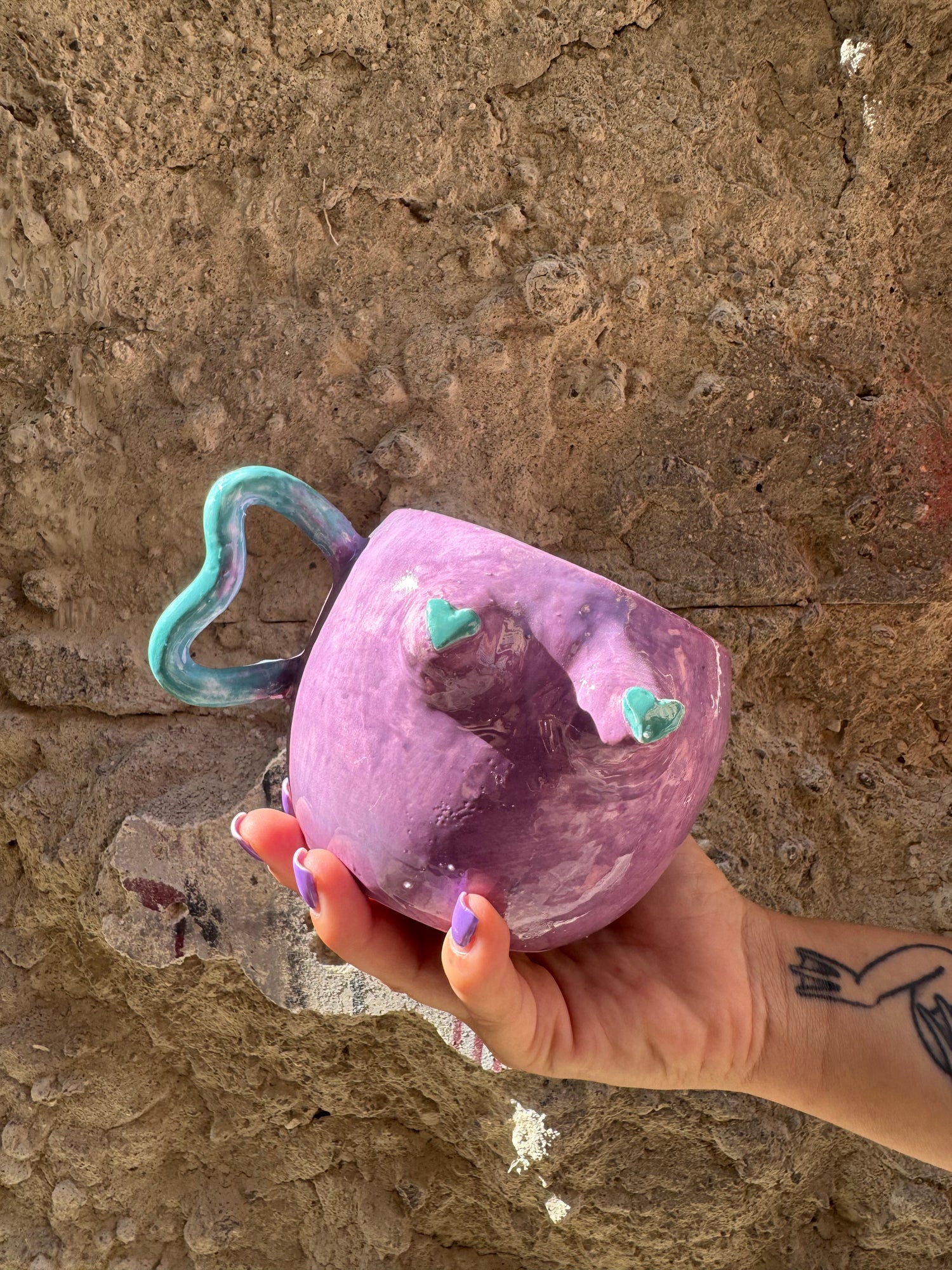 Tazza rosa con stampa a tema seni, marchio Oilloc2, in ceramica con manico, vista frontale su sfondo bianco.