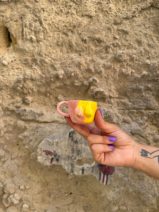 Tazzina Boobs Oilloc2, tazza da caffè con design a seni, in ceramica bianca, vista frontale con dettagli artistici.