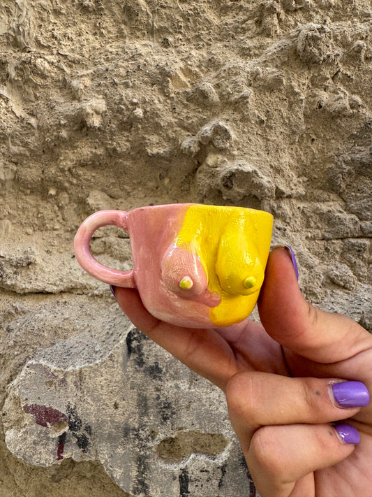 Tazzina Boobs Oilloc2 con design a forma di seni, in ceramica bianca, vista frontale su sfondo neutro.