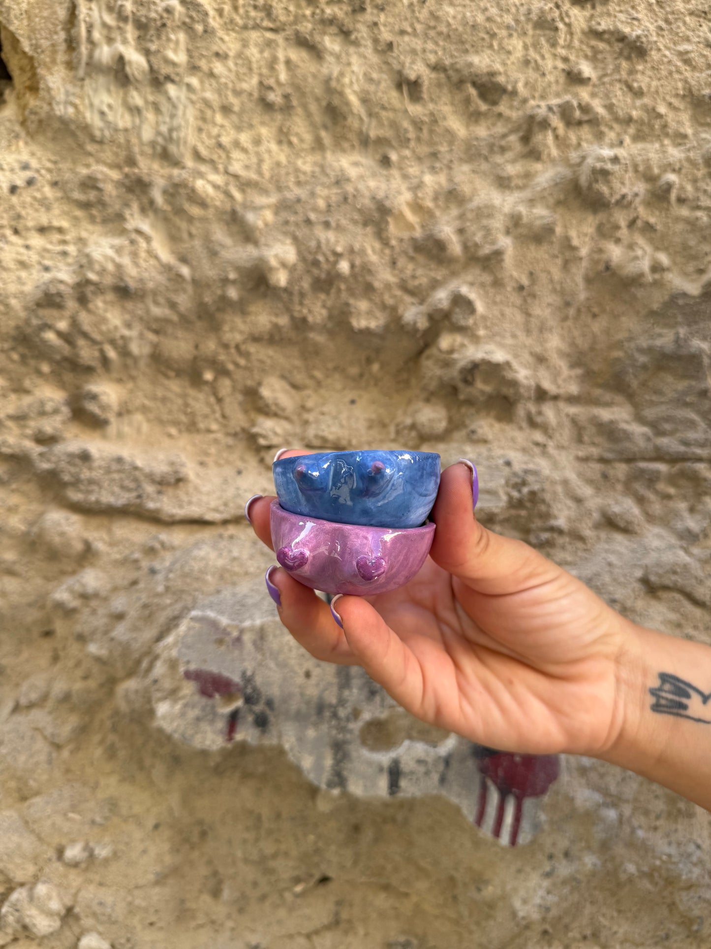 Tazzina Boobs Shot Blu Oilloc2 con decorazione a forma di seni, in ceramica blu, vista frontale con dettagli evidenti.