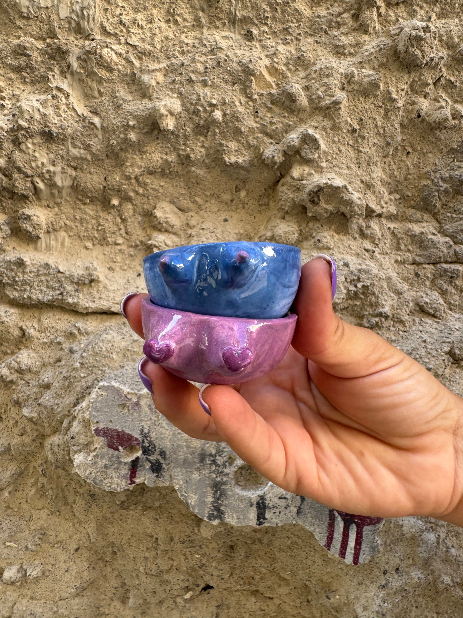 Tazzina Boobs Shot Blu di Oilloc2, tazza in ceramica con design a forma di seni, mostra il dettaglio del motivo blu.