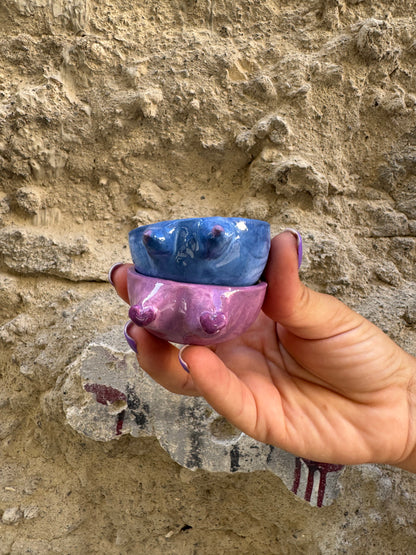 Tazzina Boobs Shot Blu di Oilloc2, tazza in ceramica con design a forma di seni, mostra il dettaglio del motivo blu.