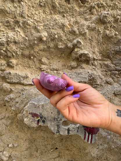 Tazzina Boobs Shot rosa di Oilloc2, tazza in ceramica con design a forma di seni femminili, visibile in dettaglio nell'immagine.