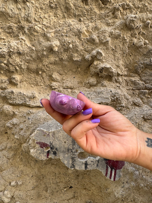 Tazzina Boobs Shot rosa di Oilloc2, tazza in ceramica con design a forma di seni femminili, visibile in dettaglio nell'immagine.