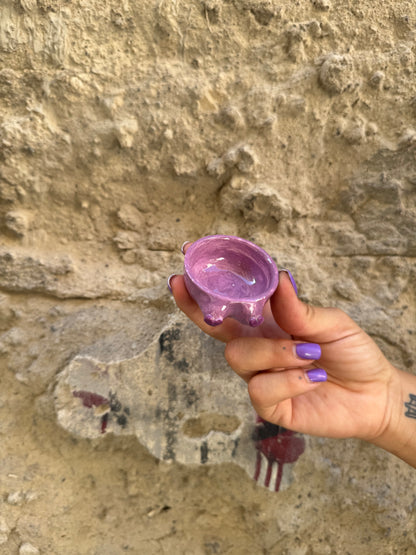 Tazzina Boobs Shot Rosa di Oilloc2, tazza da caffè con design a forma di seni rosa, dettagli colorati e stile originale.